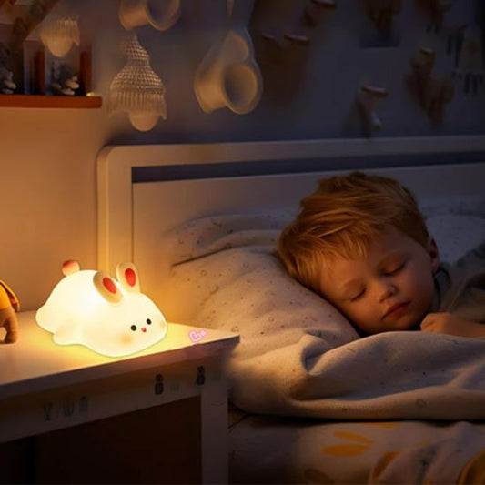 bebe dormant et a veilleuse pour bebe allume