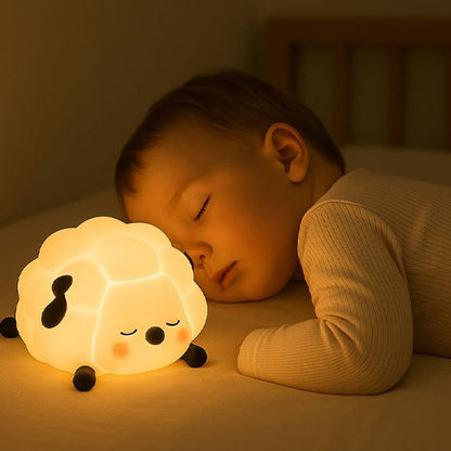 bebe dormant pres de veilleuse bebe
