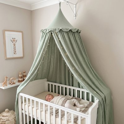 bébé dormant sous ciel de lit 