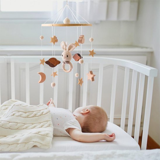 Bébé dormant sous son mobile bébé