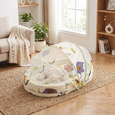bebe dort au salon dans lit toile bebe