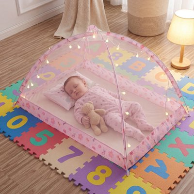 bébé dort au salon dans moustiquaire lit bébé 