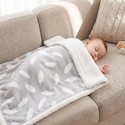 bebe dort dans canape couvert avec couverture nouveau ne
