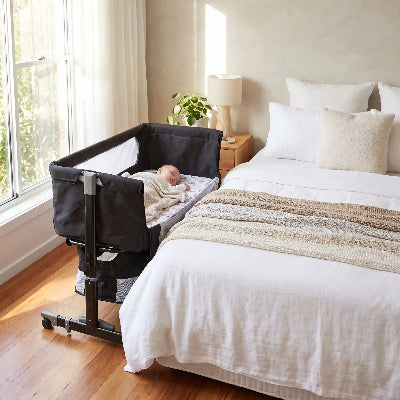 Bébé dort dans confort lit parapluie noir