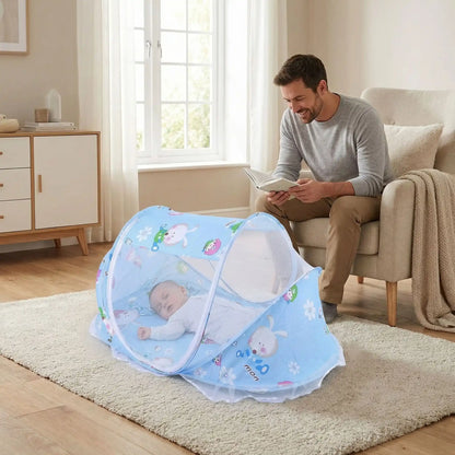 bebe dort dans lit moustiquaire pour bebe devant papa