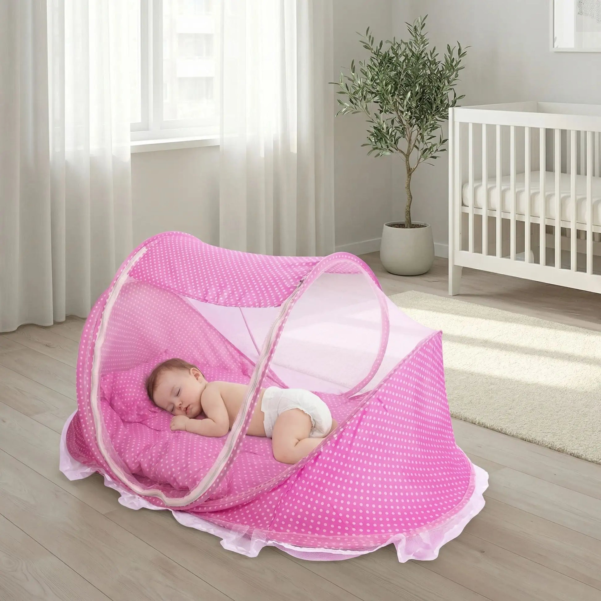 bebe dort dans lit moustiquaire pour bebe rose