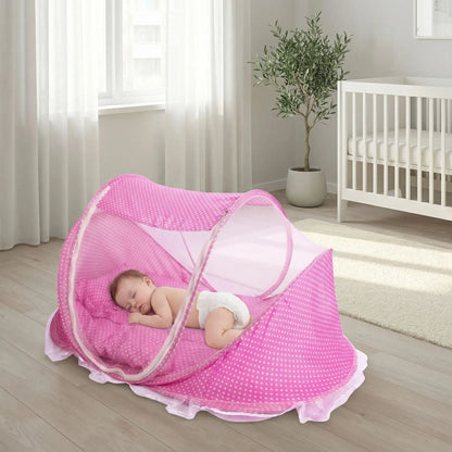 bebe dort dans lit moustiquaire pour bebe rose