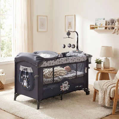 Bébé dort dans lit parapluie bebe confort