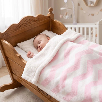 bebe dort dans lit sous couverture bebe polaire