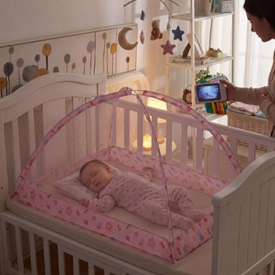bébé dort dans moustiquaire lit bébé 