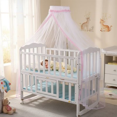 Bebe dort dans son lit moustiquaire lit bébé 