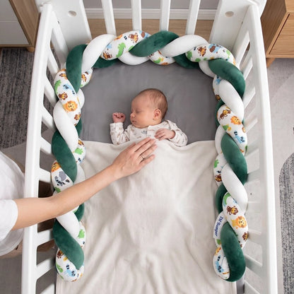 Bébé dort entouré de tresse de lit bébé