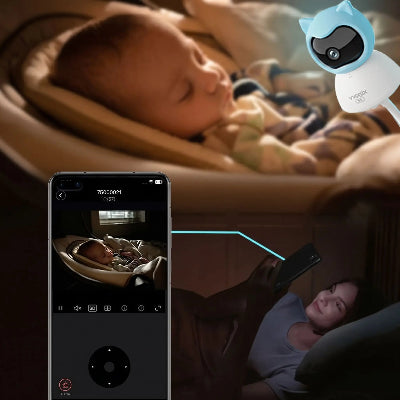 bebe dort et maman regarde camera pour bebe sur telephone