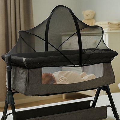 Bébé dort et protegr avec moustiquaires lit bebe