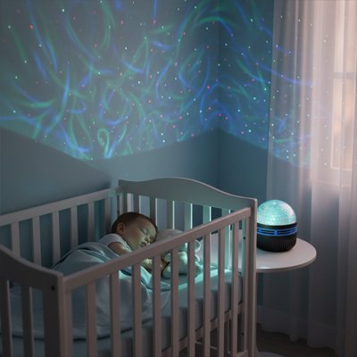 Bébé dort et sa veilleuse projection allumée