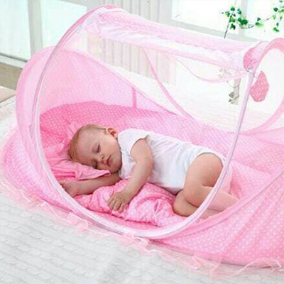 Bébé dort lit moustiquaire bebe