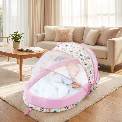 bebe dort paisiblement dans lit toile bebe