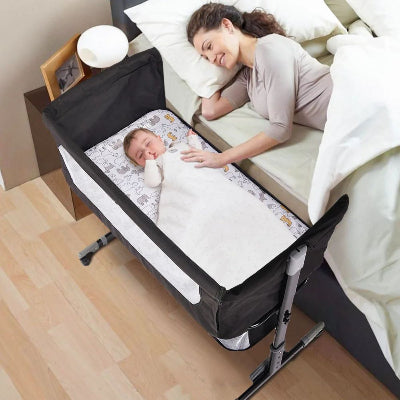 Bébé dort proche maman sur bébé confort lit parapluie