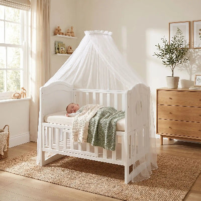 bebe dort sous berceau ciel de lit blanc