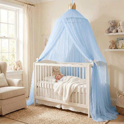 bebe dort sous berceau ciel de lit