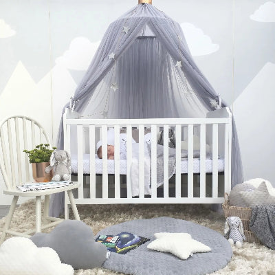 bebe dort sous ciel moustiquaire bebe