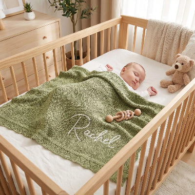 Bébé dort sous couverture tricotée personnalisée