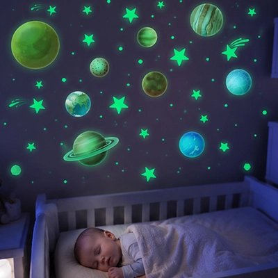 Bébé dort sous les lumières du stickers decoratif muraux