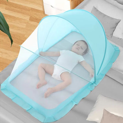 Bébé dort sous moustiquaire lit bébé