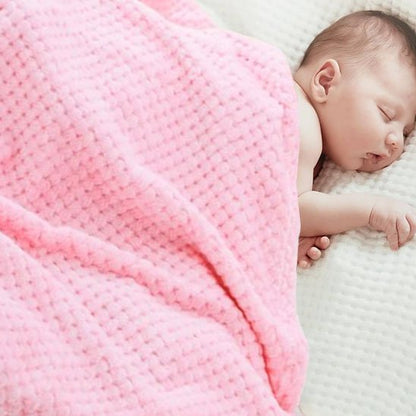 bébé dort sous sa couverture bébé