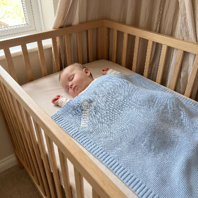 Bébé dort sous sa couverture personnalisée pour bébé