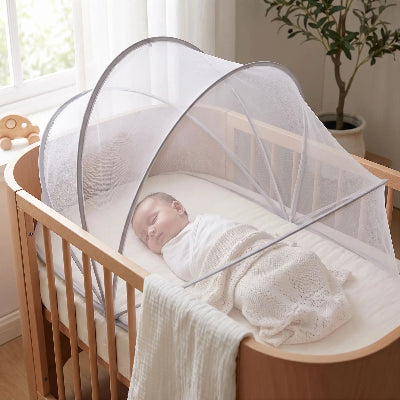 bebe dort sous son moustiquaire pour bebe pliante