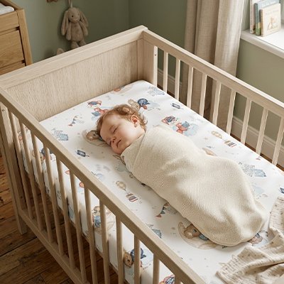 Bébé dort sur drap housse lit bébé 