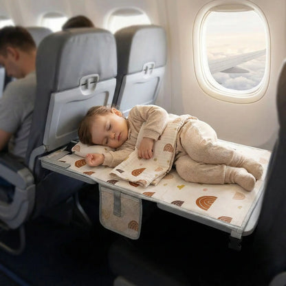 bebe dort sur lit de voyage pour bebe dans vol
