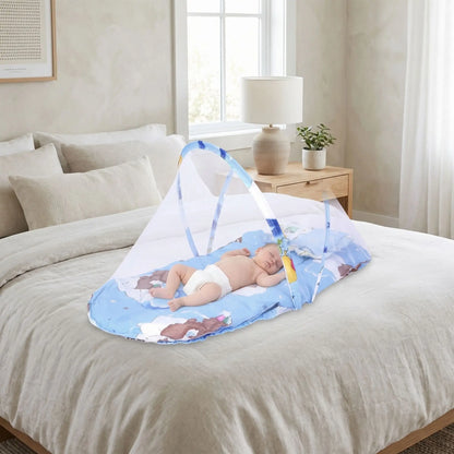 bebe dort sur lit parent dans son lit moustiquaire bebe