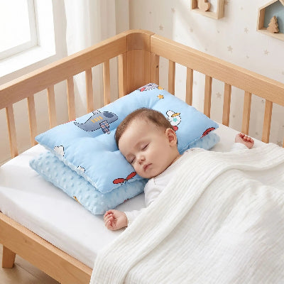 bebe dort sur oreiller bebe