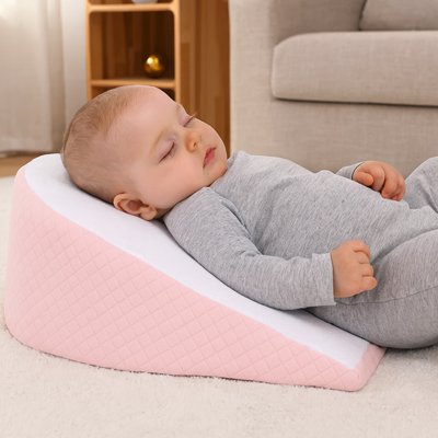 Bébé dort sur oreiller de pente pour bébé