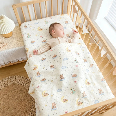 bebe dort sur drap de lit pour bebe
