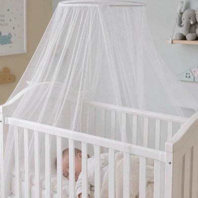 Bébé endormie sous berceau ciel de lit bebe