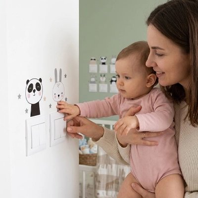 Bébé et maman touchent les stickers muraux