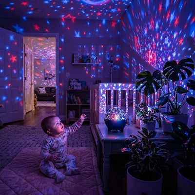 Bébé heureux de voir la veilleuse bébé projecteur