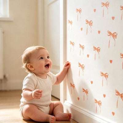 Bébé heureux de voir stickers muraux
