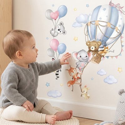 Bébé heureux et touche le stickers mural chambre
