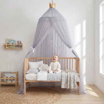 bebe heuseux sous couverture berceau
