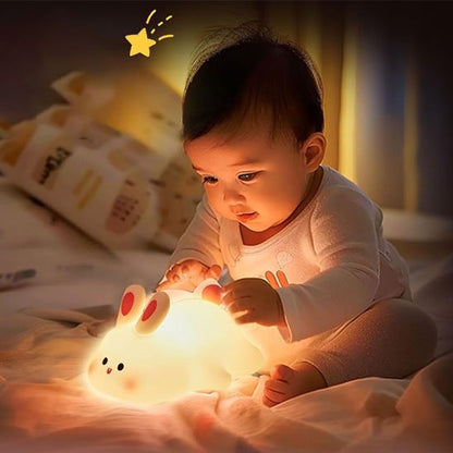 bebe jouant avec sa veilleuse pour bebe