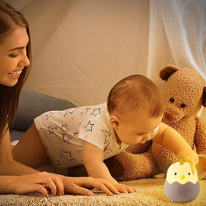 bebe jouant sous regard de maman avec veilleuse enfant