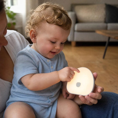 Bébé joue avec veilleuse bruit blanc