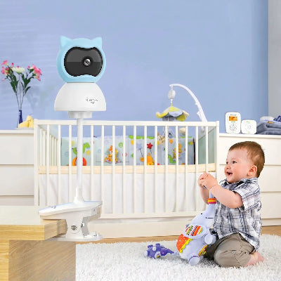 bebe joue sous surveillance camera pour bebe