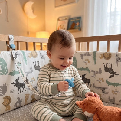Bébé joue tour de lit bébé