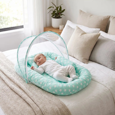 bebe lit toile sur lit des parents