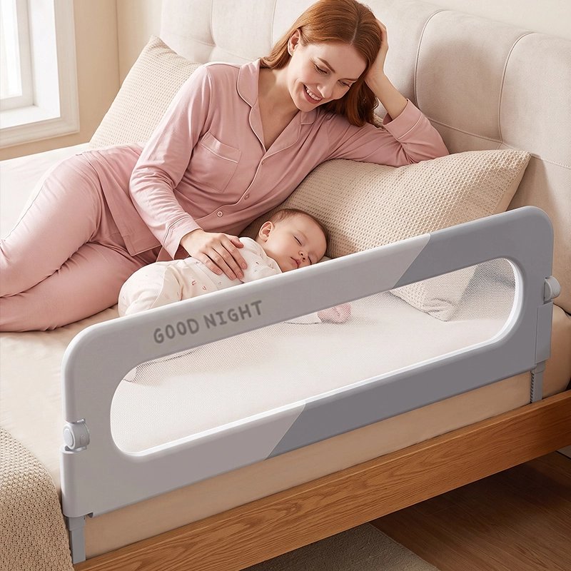 Bébé maman sur lit à barrière de lit anti-chute